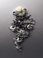 设计师采用自然云状的珍珠，表现出不同形态的浮云意象。