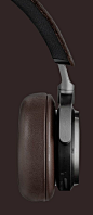 B&O首款蓝牙耳机Beoplay H8，手势控制面板，2015.1，CES展推出
材质：耳罩/小羊皮包覆记忆海绵；主体/铝合金外面包覆真皮
色彩：杏灰金/棕黑枪
