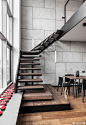 【今日家居】【最佳搭档---木本色与灰黑】  复式公寓，80平米， 波兰Poznan。 设计：Metaforma Group。@微博设计美学 #设计秀# ​​​​