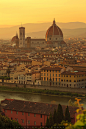 The Duomo..  圣母百花大教堂-世界第四大天主教堂-也是佛罗伦萨最高的建筑-穹顶的巨大简直超越了人类的想象-与阿诺河上的老桥-米开朗琪罗广场的日落-整个佛罗伦萨就是一个巨幅的中世纪画作-多少世纪以来依然维持着原样-没有了现代的车辆和商铺-完全能想象出曾经马车来往穿行的街道..