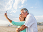 人,沟通,环境,生活方式,自然_530677111_Caucasian couple taking cell phone selfie on beach_创意图片_Getty Images China