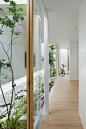 绿色环抱住宅 Green Edge House by mA-style Architects - 灵感日报 : mA-style Architects在日本Sizuoka 县藤枝市（Fujieda）一块住宅用地上设计了一座四周无窗的住宅——Green Edge House。虽然住宅四周被白白的墙面包围，然而在白墙的立面却围绕了一圈种满绿色植物的“景观带”。而白墙并非顶天立地的矗立在建筑周边，而是上有天堂，下有地的悬在半空……