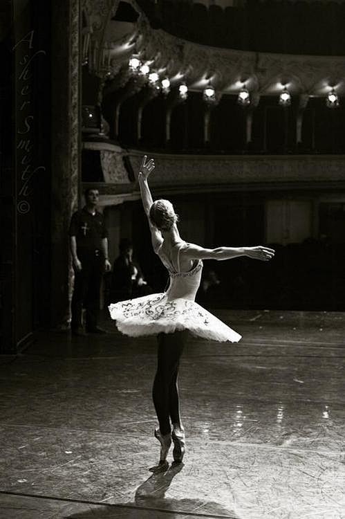 O、芭蕾、舞蹈、黑白