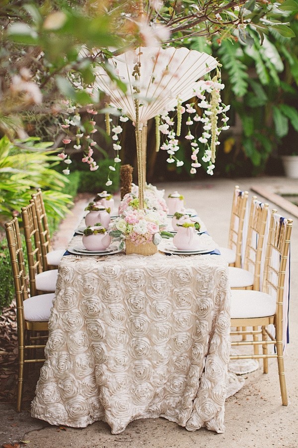 法式浪漫花园的装饰婚礼餐桌展示，美丽的新...