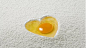 有益心脏排行榜”： 
 
　　第一名：带壳水煮蛋。不加一滴油、烹调温度不高、蛋黄中的胆固醇也没接触氧气(胆固醇一旦被氧化，就会成为最严重的心血管健康威胁之一)，因此是对心脏最有益的吃法。 
 
　　第二名：水煮荷包蛋。 
 
　　第三名：蛋花汤和蒸蛋。 
 
　　第四名：煎荷包蛋。 
 
　　第五名：摊鸡蛋。是指用少量的油，小火煎成的蛋饼，因此蛋黄中的胆固醇氧化不多。

　　第六名：炒鸡蛋。鸡蛋打散后再炒，蛋黄中的胆固醇和空气接触较充分，氧化较多。鸡蛋比较吸油，用油量也较大。