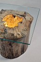 Mesa-lámpara realizada con tronco de árbol.