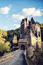 Eltz Castle, Germany。埃尔兹城堡在德国明斯特迈菲尔德小镇的一个幽静山谷里，坐落在Elzbach河上，建于公元十二至十六世纪年间，犹如一个童话故事一般，带有尖顶、塔楼、优美的线条和神秘莫测的森林背景。林立的塔尖，高大的塔楼，幽静的环境，让埃尔兹城堡仿若一位遗世独立的美人。 艾尔茨堡是德国保存最完好古堡之一，城堡距今已有800多年的历史，经过几个世纪不断的修建，且从未受到人为的破坏和战争的摧残，而形成了今天的规模，一直以来城堡都属于埃尔兹家族所有。隐秘而难以到达的埃尔兹城堡非常幸运躲过了二