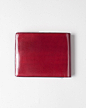 BI FOLD LEATHER WALLET
II Bussetto 皮制钱包。II Bussetto是一家来自意大利弗罗伦萨沿用传统技艺制作皮革小物件的工作室。零钱包是II Bussetto的当家产品。产品全部采用天然植物丹宁鞣制真皮，天然的染料和蜡油制作和上色。