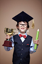 人,亚洲人,未成年学生,教育,教育业职位_gic5497840_boy pick up the trophy wearing graduation cap_创意图片_Getty Images China