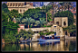 这是埃及的富人区，房子都很豪华，都带有漂亮的花园。它的前面停靠在水边的就是我要经常坐的水上的士。
