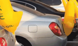 在每个车位后面粘上一个黄色气球，上面写着...