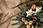 圣诞节装饰和礼物有卡片设计的自然葡萄酒背景。 顶部平面视图。