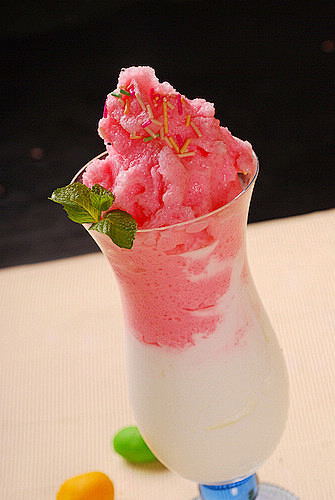 美食菜谱 牛奶草莓冰沙做法：草莓与牛奶混...