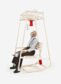 瑞士设计师 Damien Ludi 和 Colin Peillex 设计了一款名为“摇椅编织（rocking knit）”的椅子，当你坐在椅子上摇来摇去的时候，摇椅上方的机械系统可以利用你的摇动编织毛线，日积月累，你就可以得到一顶帽子。
