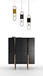 来自乌克兰基辅的 Pavel Vetrov 最新发布的作品。从回形针这个小小的办公文具中得到了灵感，灯具的外形采用了这种外形，整个作品呈扁平化，金色的金属外框搭配黑色的模块和吊线，非常富有设计感。