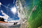 两名游泳精湛的摄影师冒着生命危险在夏威夷拍摄到海浪涌向海滩时的绝美瞬间画面，场面宏大，美不胜收