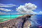伊柳色拉岛 巴哈马群岛
伊柳色拉岛中部，有一座名为格拉斯窗口桥的天然“桥梁”。桥一侧为深邃湛蓝的大西洋，另一侧是加勒比海。