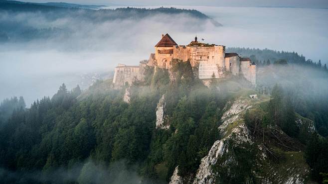 汝拉山中的Chateau de Joux...