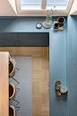 #北欧家居# 粉色和蓝色的组合，偏差分毫都会变得可怕，好在这是个正面案例。瑞典斯德歌尔摩NOTE设计事务所的第一个私人住宅项目，他们为这个阁楼去掉了多余的造型和材料，用温和的杏粉色及蓝灰色，营造了一个宽松、舒适的生活空间。