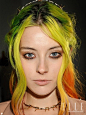 Chloe Norgaard
这位新晋的超模，大家都爱称她为rainbow girl！ 她的大面积各色染发，让她看起来有种庞克女孩的叛逆感，好似不高调、不张扬，就活不出自己！不过要知道，她的一头彩虹发，的确是她成功进阶的一大助力！