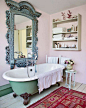 喜欢浴室里那面雕刻精致，线条流畅的大镜子。 #卫浴#