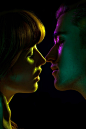 不同色相、明度、彩度的顏色會有不同的感受，如同一個吻的深淺、接觸時間、位置也有不同的情緒語言，當兩者交融，會是甚麼樣的光景?洛杉磯攝影師Maggie West與20對真實情侶合作作品KISS。 : Plurk by Barier - 6 response(s)