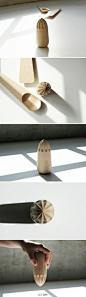 由丹麦设计工作室Kibisi 设计，Turn Around 是一款木制的手动榨汁器。借由普通的天然木料以朴拙的工艺制成，能经历长久的日常使用而更添魅力，深具简约质朴的设计精神。