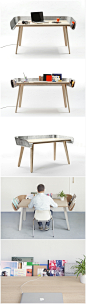 人们往往通过抽屉来扩展桌子的使用空间，瑞士设计师Tomas Kral则另辟蹊径，设计了一款没有抽屉的桌子，而且空间利用率一点也不比带抽屉的桌子低。
这款名为“作业”的课桌的桌面由三层组成：两层白蜡木之间夹了一层铸铝，铸铝的周边有一圈类似“护城河”的凹槽，凹槽低于桌面，表面倾斜，这样凹槽可以用来盛放铅笔、橡皮、尺子等文具，也可以把相片、打开的书靠在凹槽表面。简化了桌子的结构，又增加了桌子空间利用率，一举两得。 #产品# #设计# #家具#