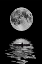 冬夜—— 一桶冰水，映一轮月；孤身影单，没有床前，唯有月光，低吟李白，思，思，思...