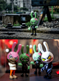 Mad Rabbit 6″ Figure : 6인치 (16cm) 작은 사이즈의 매드래빗 플랫폼 토이를 제작하였다.확장성을 염두에 두고 유선형의 조형미를 살리는 점에 집중해 디자인 & 모델링 되었다.3D 프린터로 출력해 후가공 공정을 거쳐 만들어졌다.레진 복제로 소량 양산되었으며 2015 아트토이 컬처, 건대 커먼그라운드 토이 리퍼블릭, 메이커스 위드 카카오를 통해 한정 판매되었다.