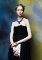  Masterpeace是来自俄罗斯的时尚珠宝和发饰品牌，由莫斯科时尚达人Evgeniya Linovich在2004年创办，品牌2014秋冬系列以俄国文学巨匠托尔斯泰的小说《战争与和平》为创作灵感，上演了一场军装美人的古典魅惑。该系列包括耳饰、项链、丝带、肩带、肩章和胸针等单品，主要的标志有象征和平的鸽子和象征胜利的橄榄枝。另外品牌14秋冬系列的另一主题是“爱”。“best friend”、“mom”、“hope”、“faith”、“love”等词汇出现在饰品的设计上。