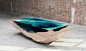 在花了一年的时间不断试验及改善后，采用有机玻璃及木材，Duffy London工作室的设计团队最终创建了令人惊艳无比的深渊桌（The Abyss Table）。整张桌子看起来就像是地球上某块海床的完美复制，其中木材构成了海洋的地质剖面图，而重重玻璃则组成了湛蓝的浅海和神秘、引人遐想的深渊。
