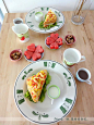 （早餐吃什么好）玉米三明治，里面夹了煎蛋和西红柿，搭配牛奶、干果、和西瓜，还有昨天熬的红豆汤~
