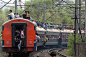 印尼雅加达上班高峰期，人们挤满整列火车，还有许多人爬上车顶。
