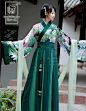 汉族服饰的风格是怎样的呢？如果我们把汉族同欧洲民族相比的话，我们会发觉二者在许多方面都呈现明显的不同。汉族服饰几千年来的总体风格是以清淡平易为主。汉族古代的袍服最能体现这一风格，这种袍服的主要特点是宽袍大袖，褒衣博带，形制虽然简单，但一穿到人身上便各人各一样，神采殊异，可塑性很强。我们现在虽然不能见到这种服装的千姿百态的原型，但我们还是可以从汉代的帛画和魏晋隋唐遗留下的一些人物画中窥其神貌之一二——形制简单的汉装大衣附着在不同体态的人物身上顿时具有了一种鲜活的生命力，线条柔美流畅，令人浮想联翩。朴素平易