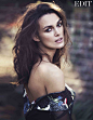  #时尚# #名模#Keira Knightley《The Edit》杂志2014年10月号
英伦玫瑰Keira Knightley（凯拉·奈特莉）登上《The Edit》杂志2014年10月号封面，穿上一身雪白蕾丝长裙跟 Erdem 和 Valentino 的美丽纱裙，坐在纱窗前活像一个童话中的公主。大片中气质温婉的 Keira Knightley，底蕴里却是有著独立思想的现代版公主。