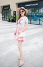 粉粉的一套，卷边的鱼尾裙很有特色，小女人的感觉，粉色的凉鞋很显脚瘦，穿着也很舒服 #优雅# #时尚# #日韩# #街拍# #学院##清新#