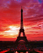 夕阳映衬下的Paris Tower，红得犹如美酒，美轮美奂！