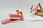 [Children Pharmacy 童趣器官盒子套装] 来自瑞典的插画师Emmelie Golabiewski最近童心大发，专门为儿童设计了这一系列的小器物包装“Children Pharmacy”，用来给大人安放不同的应急小物件。这些小小的纸盒按照人类面部的五官被分成小小部件，分别有鼻子、口腔和两只眼睛，再外加一个手指头。这样的设计主要是能让幼儿快速分辨出所需的物件，例如将牙膏牙刷放到口腔的小盒中，将纸巾放到鼻子的小盒里，幼儿就能根据哪个身体部位有需求而打开不同的盒子，不......