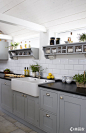 厨房白色灰色棕色厨房简约墙砖橱柜现代色调色彩搭配冷色系精致台面实用时尚储物收纳装修指南空间利用