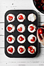 #花瓣life#你是草莓控吗？草莓+奶油+小蛋糕或奥利奥，一点巧思，圣诞风味DIY小甜点就完成了，是不是很有feel，欢乐圣诞一起来吧→http://t.cn/8kQIPIh