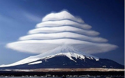 【日本】富士山上的五段雲