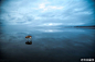 日推@orangeflower08 ：一位名叫Fox Grom的俄罗斯摄影师拍出了一只狗“在水上行走”的照片。实际上这是一个冻结的湖面，由于几天前下了暴雨，雨水绵延到地平线上，和湖底的景观相映成辉，于是Fox Grom突发奇想拍摄了这组有着超现实主义色彩的照片。看上去“就像一个壮观的童话场景。”#本日最佳#
