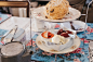 水果烤饼、果酱和奶油，在英国被称为下午茶，放在复古的托盘上，放在桌子上。
