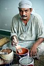 油漆工,垂直画幅,注视镜头,油漆罐,传统,家庭生活,巴基斯坦人,画笔,男性,仅男人