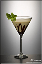 ZaraHome：White Chocolate Martini 材料: 6安士香草伏特加酒 (Vanilla Vodka),6安士白色可可奶,1安士磨碎白巧克力,咖啡豆(装饰用) 做法：准备刨好的巧克力预留。如果不立即使用，存放在冰箱。 伏特加酒，奶油的可可和冰块加入子弹杯轻快地动摇 倒在#Zara Home#入鸡尾酒杯，用刨好的巧克力和咖啡豆装饰.
