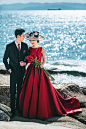 旅行风婚纱照《红烈》+来自：婚礼时光——关注婚礼的一切，分享最美好的时光。#外景# #海边# #婚纱照# #复古# #旅拍#