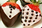 在甜点里，草莓一直是不可或缺配角，现在也让巧克力给它做一下配角？














































我是来混的~