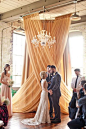 纱幔打造的优雅、简洁风格的婚礼仪式花亭