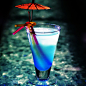FrostBlueMargelit 【材料】龙舌兰30ml蓝色柑香酒15ml砂糖1茶匙细碎冰3/4杯盐适量【制法】用盐将杯子做成雪糖杯型，将冰块和材料倒入果汁机内，搅拌均匀后倒 入杯中
